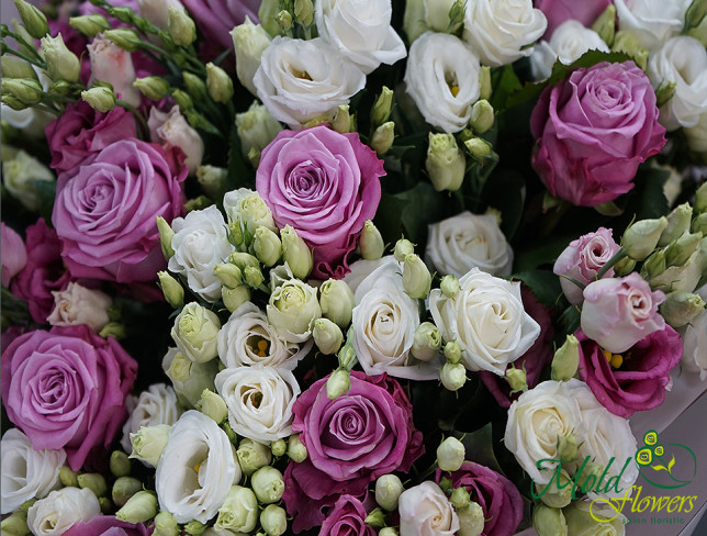 Букет из  эустомы,  с фиолетовыми розами Фото